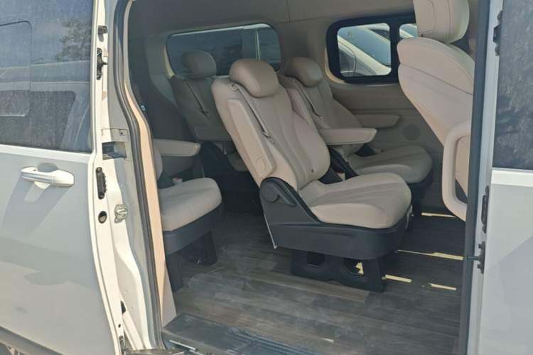 Used SAIC MAXUS Xintu V70 2023 2.0T Luxury Edition Automatic Long Wheelbase Mid-Roof 9-Seater Left Rear Seat