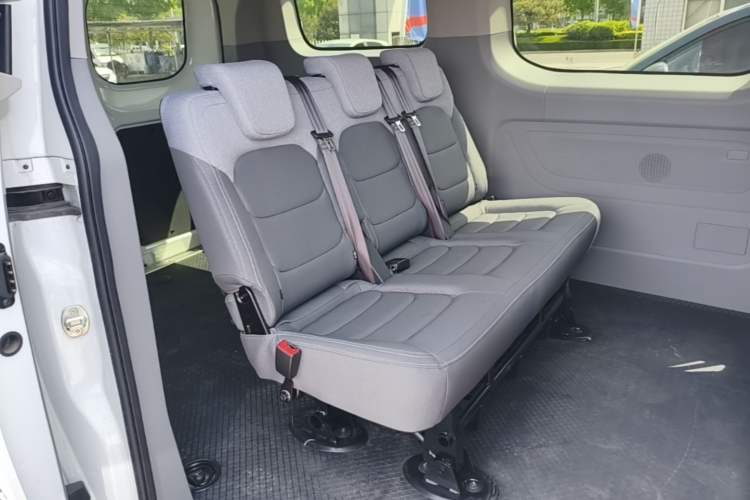 Used SAIC MAXUS Xintu V70 2023 2.0T Elite Edition Manual Transmission Short Wheelbase Low Roof 5/6 Seats (125 hp) Left Rear Seat