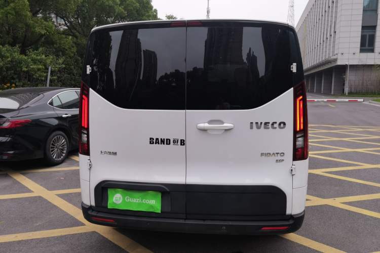 Used SAIC MAXUS Xintu V70 2023 2.0T Elite Edition Manual Transmission Short Wheelbase Low Roof 5/6 Seats (125 hp) Rear
