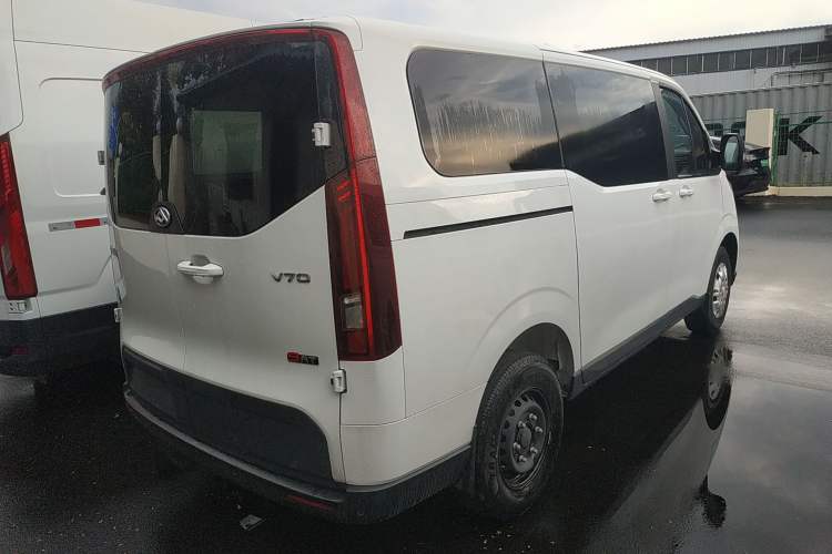 Used SAIC MAXUS Xintu V70 2023 2.0T Elite Edition Automatic Short Wheelbase Low Roof – 5/6 Seats Rear Right 45 Deg