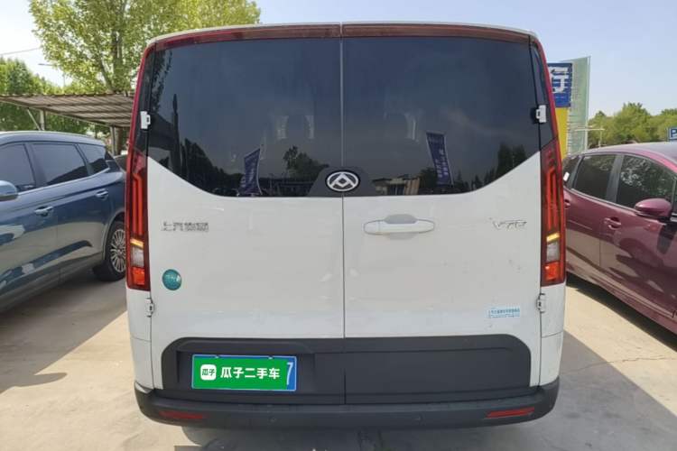 Used SAIC MAXUS Xintu V70 2023 2.0T Elite Edition Manual Transmission Short Wheelbase Low Roof 5/6 Seats (125 hp) Rear