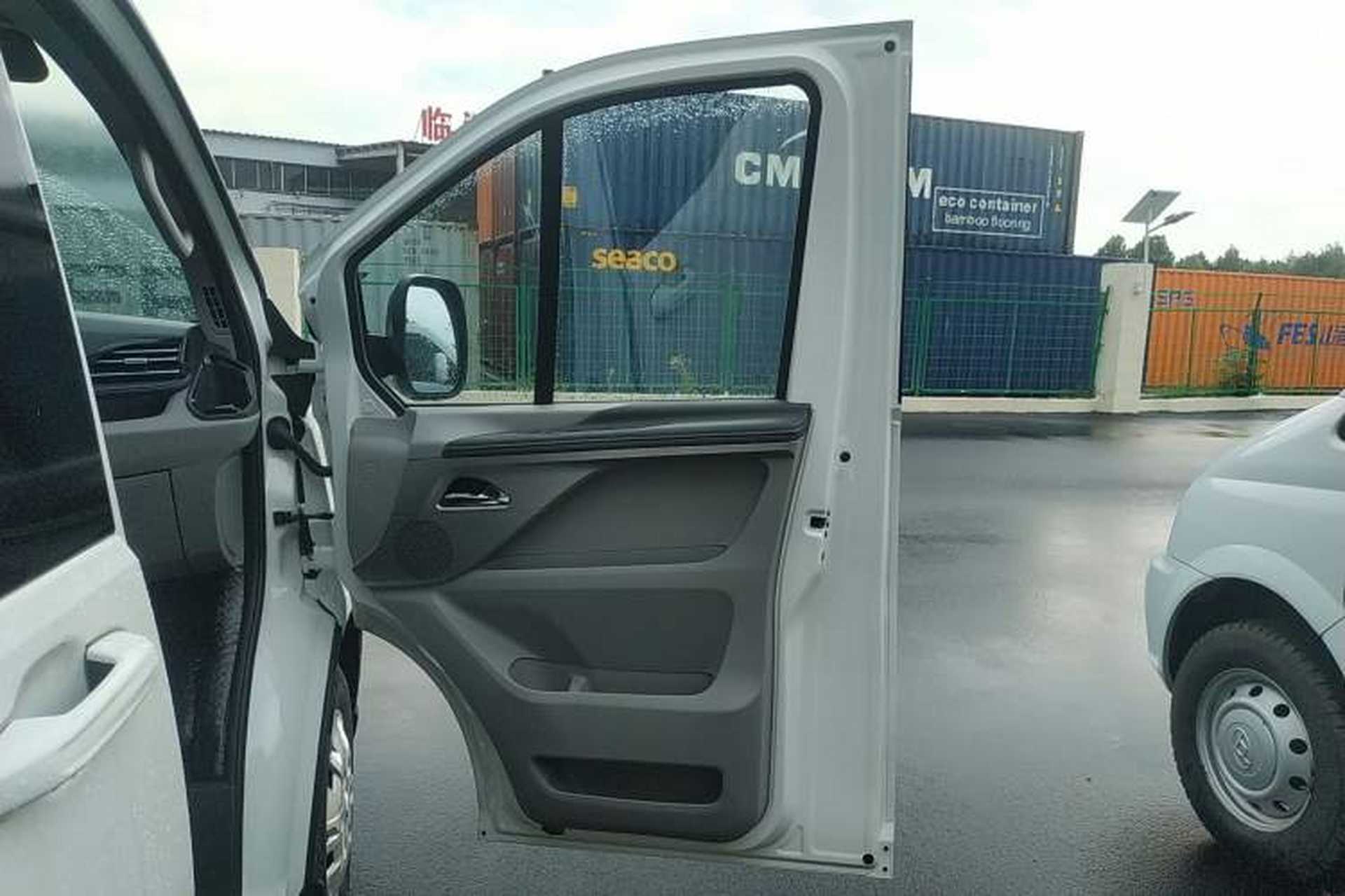 Used SAIC MAXUS Xintu V70 2023 2.0T Elite Edition Automatic Short Wheelbase Low Roof – 5/6 Seats Right Front Door Interior
