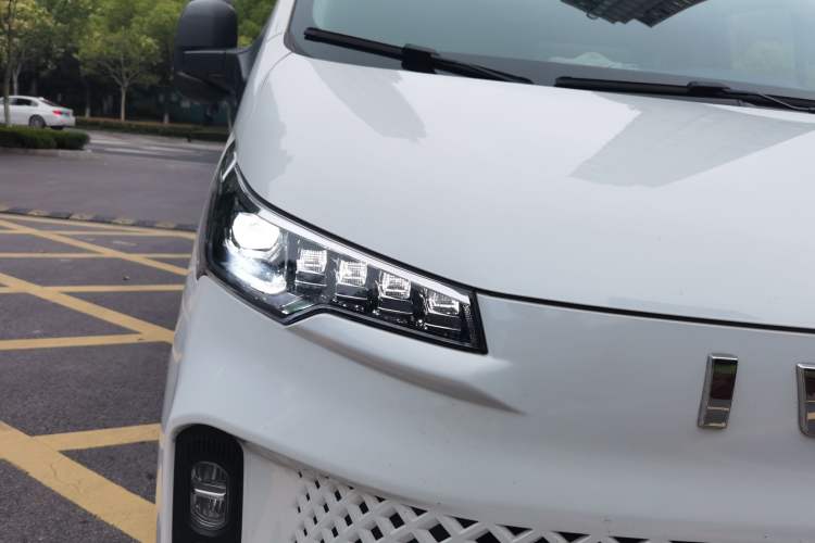Used SAIC MAXUS Xintu V70 2023 2.0T Elite Edition Manual Transmission Short Wheelbase Low Roof 5/6 Seats (125 hp) Right Front Headlight