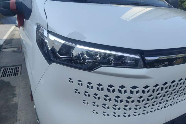 Used SAIC MAXUS Xintu V70 2023 2.0T Elite Edition Automatic Short Wheelbase Low Roof – 5/6 Seats Right Front Headlight