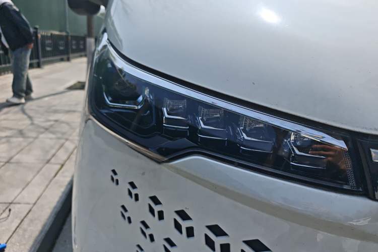 Used SAIC MAXUS Xintu V70 2023 2.0T Elite Edition Automatic Long Wheelbase Mid-Height 6/7 Seats Right Front Headlight