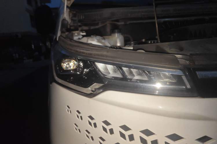 Used SAIC MAXUS Xintu V70 2023 2.0T Elite Edition Automatic Short Wheelbase Low Roof – 5/6 Seats Right Front Headlight