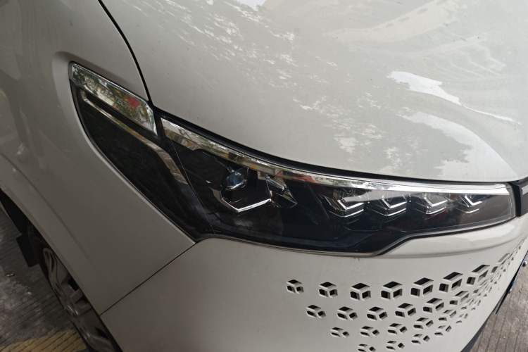 Used SAIC MAXUS Xintu V70 2023 2.0T Elite Edition Automatic Long Wheelbase Low Roof – 6/7 Seats Right Front Headlight
