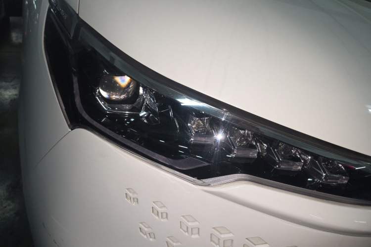 Used SAIC MAXUS Xintu V70 2023 2.0T Elite Edition Manual Transmission Short Wheelbase Low Roof 5/6 Seats (125 hp) Right Front Headlight