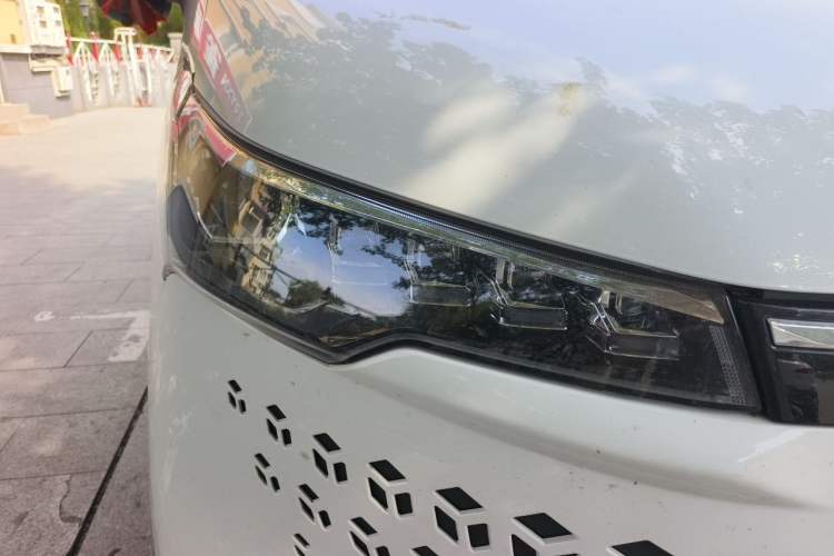 Used SAIC MAXUS Xintu V70 2023 2.0T Elite Edition Automatic Short Wheelbase Low Roof – 5/6 Seats Right Front Headlight