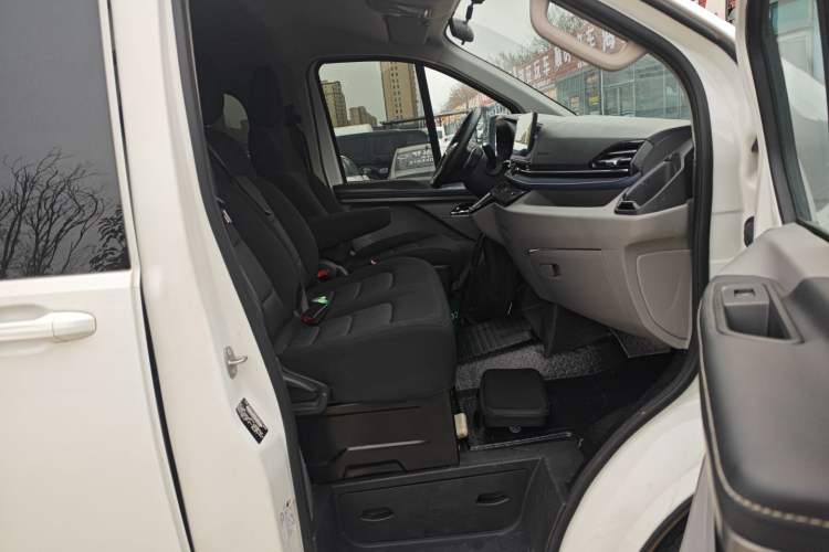 Used SAIC MAXUS Xintu V70 2023 2.0T Elite Edition Automatic Short Wheelbase Low Roof – 5/6 Seats Right Front Seat