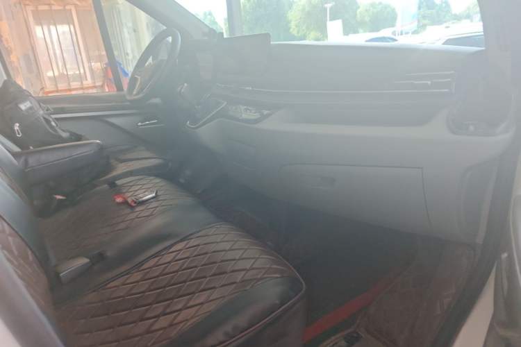 Used SAIC MAXUS Xintu V70 2023 2.0T Elite Edition Manual Transmission Short Wheelbase Low Roof 5/6 Seats (125 hp) Right Front Seat