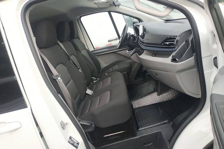 Used SAIC MAXUS Xintu V70 2023 2.0T Elite Edition Automatic Short Wheelbase Low Roof – 5/6 Seats Right Front Seat