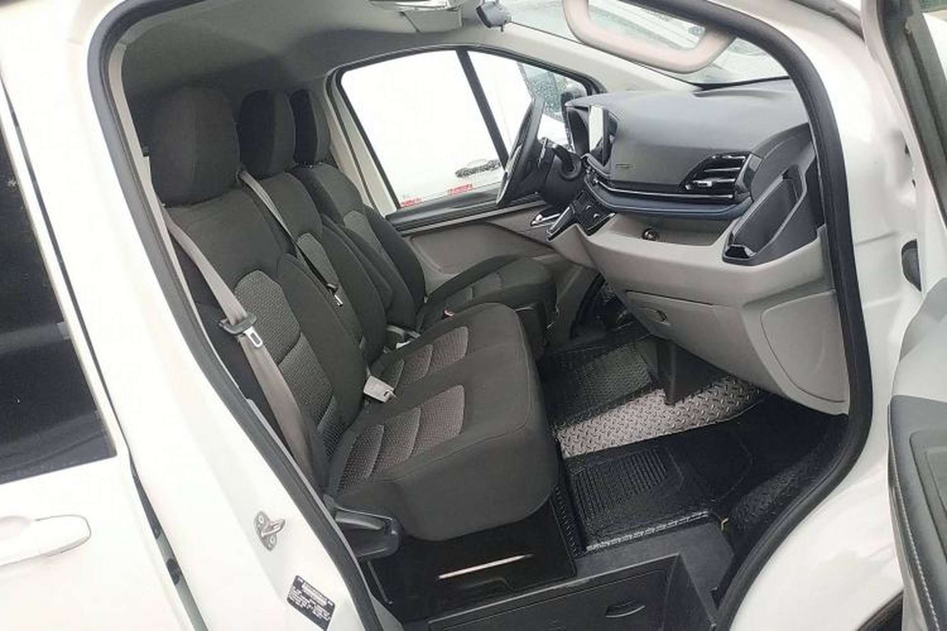 Used SAIC MAXUS Xintu V70 2023 2.0T Elite Edition Automatic Short Wheelbase Low Roof – 5/6 Seats Right Front Seat