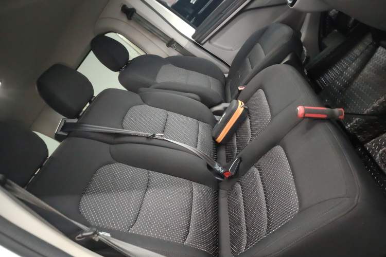 Used SAIC MAXUS Xintu V70 2023 2.0T Elite Edition Automatic Short Wheelbase Low Roof – 5/6 Seats Right Front Seat