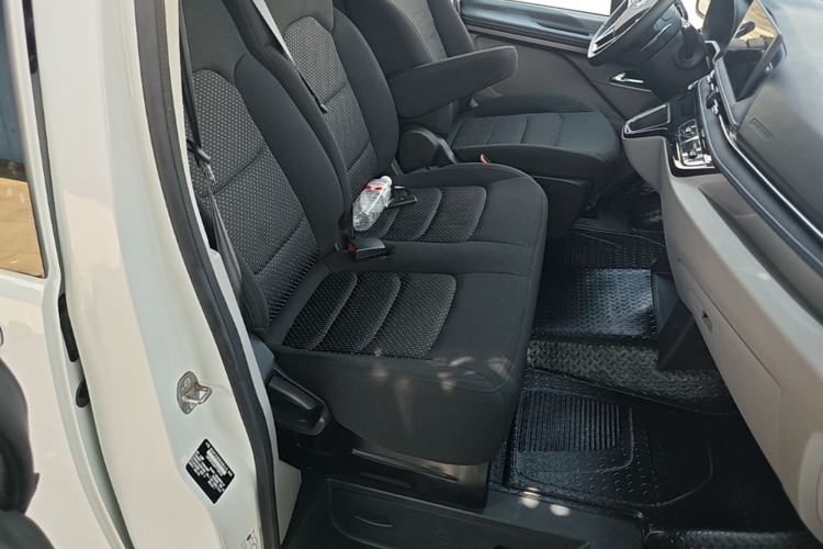 Used SAIC MAXUS Xintu V70 2023 2.0T Elite Edition Automatic Long Wheelbase Mid-Height 6/7 Seats Right Front Seat