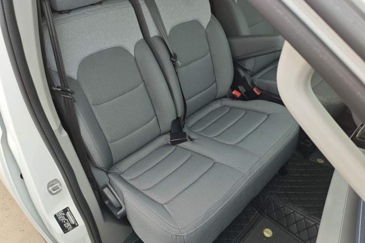 Used SAIC MAXUS Xintu V70 2023 2.0T Elite Edition Automatic Long Wheelbase Low Roof – 6/7 Seats Right Front Seat