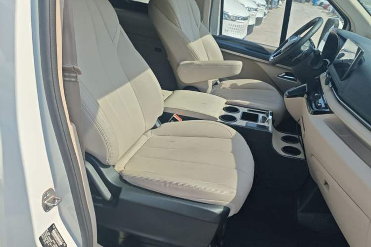 Used SAIC MAXUS Xintu V70 2023 2.0T Luxury Edition Automatic Long Wheelbase Mid-Roof 9-Seater Right Front Seat