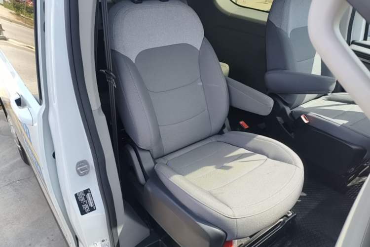 Used SAIC MAXUS Xintu V70 2023 2.0T Elite Edition Manual Transmission Short Wheelbase Low Roof 5/6 Seats (125 hp) Right Front Seat