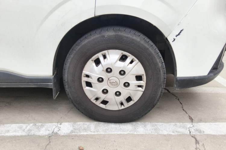 Used SAIC MAXUS Xintu V70 2023 2.0T Elite Edition Manual Transmission Short Wheelbase Low Roof 5/6 Seats (125 hp) Right Front Wheel Hub