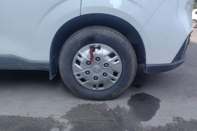 Used SAIC MAXUS Xintu V70 2023 2.0T Elite Edition Automatic Short Wheelbase Low Roof – 5/6 Seats Right Front Wheel Hub