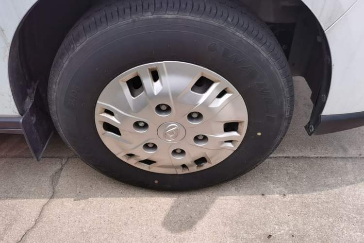 Used SAIC MAXUS Xintu V70 2023 2.0T Elite Edition Automatic Long Wheelbase Mid-Height 6/7 Seats Right Front Wheel Hub