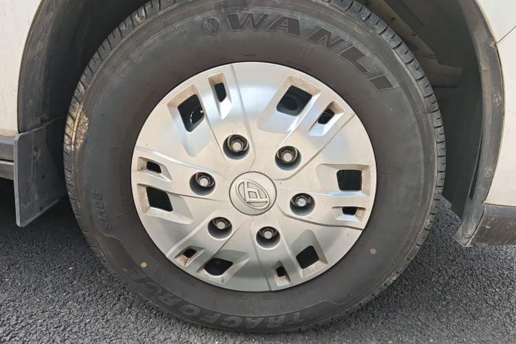 Used SAIC MAXUS Xintu V70 2023 2.0T Elite Edition Automatic Long Wheelbase Mid-Height 6/7 Seats Right Front Wheel Hub