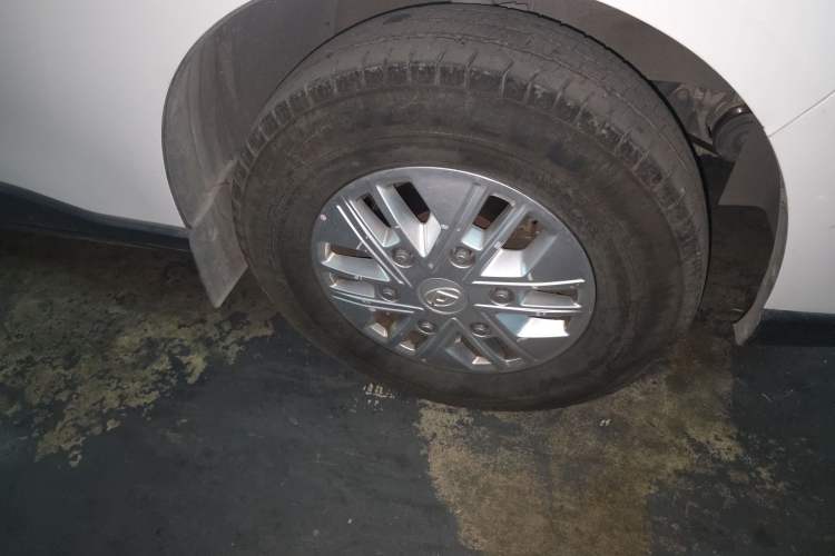 Used SAIC MAXUS Xintu V70 2023 2.0T Elite Edition Manual Transmission Short Wheelbase Low Roof 5/6 Seats (125 hp) Right Front Wheel Hub