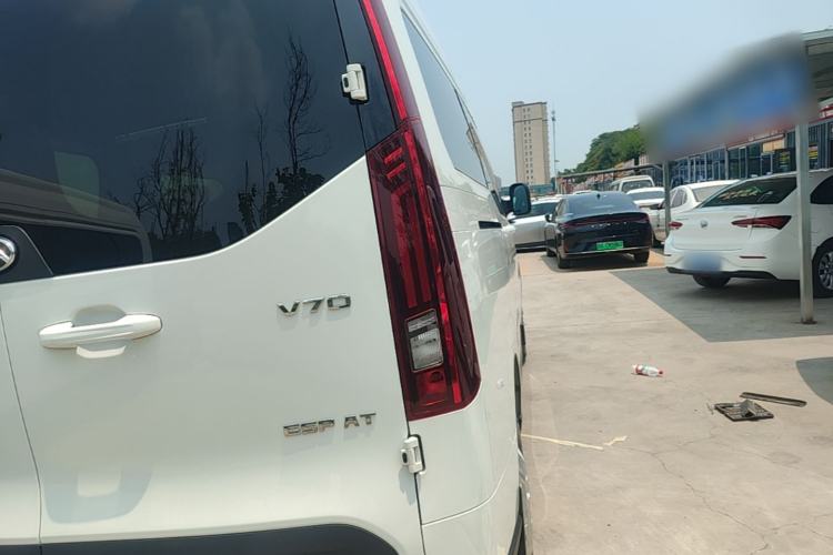 Used SAIC MAXUS Xintu V70 2023 2.0T Elite Edition Automatic Long Wheelbase Mid-Height 6/7 Seats Right Rear Taillight