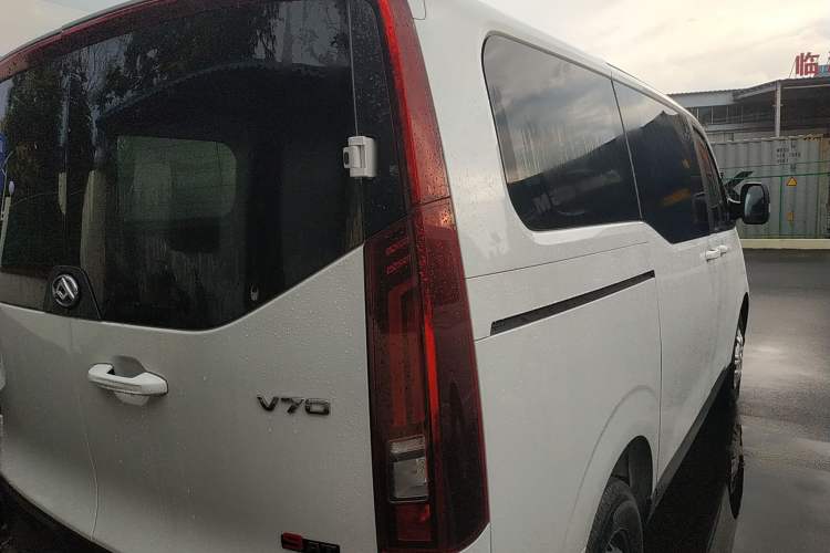Used SAIC MAXUS Xintu V70 2023 2.0T Elite Edition Automatic Short Wheelbase Low Roof – 5/6 Seats Right Rear Taillight