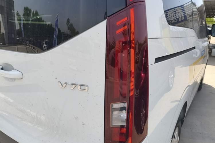 Used SAIC MAXUS Xintu V70 2023 2.0T Elite Edition Manual Transmission Short Wheelbase Low Roof 5/6 Seats (125 hp) Right Rear Taillight