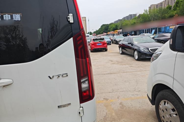 Used SAIC MAXUS Xintu V70 2023 2.0T Elite Edition Manual Transmission Short Wheelbase Low Roof 5/6 Seats (125 hp) Right Rear Taillight