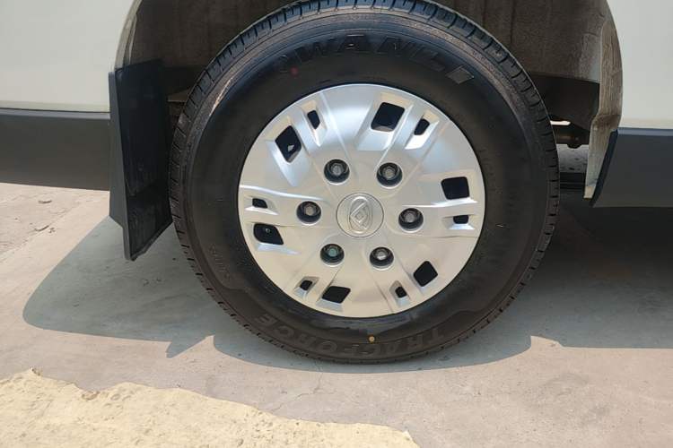 Used SAIC MAXUS Xintu V70 2023 2.0T Elite Edition Automatic Long Wheelbase Mid-Height 6/7 Seats Right Rear Wheel Hub