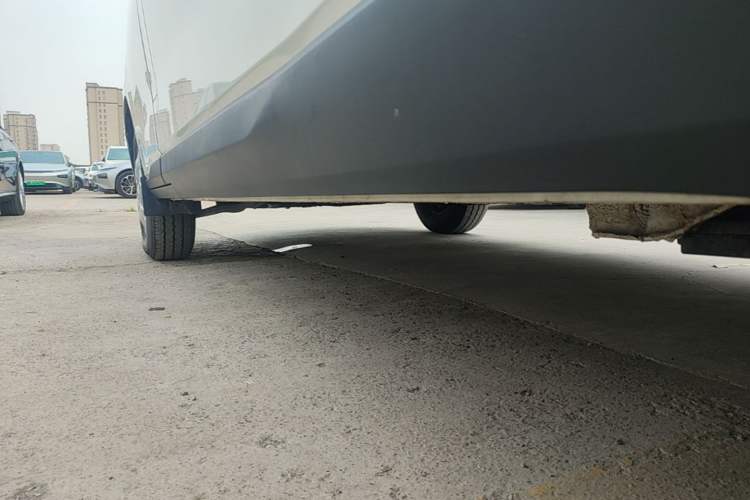 Used SAIC MAXUS Xintu V70 2023 2.0T Elite Edition Automatic Long Wheelbase Mid-Height 6/7 Seats Right Side Sill