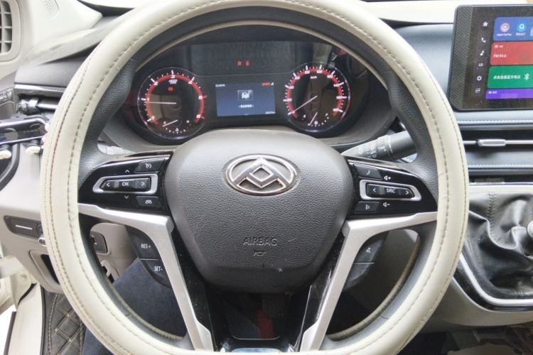 Used SAIC MAXUS Xintu V70 2023 2.0T Elite Edition Manual Transmission Short Wheelbase Low Roof 5/6 Seats (125 hp) Steering Wheel