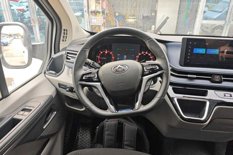 Used SAIC MAXUS Xintu V70 2023 2.0T Elite Edition Automatic Short Wheelbase Low Roof – 5/6 Seats Steering Wheel