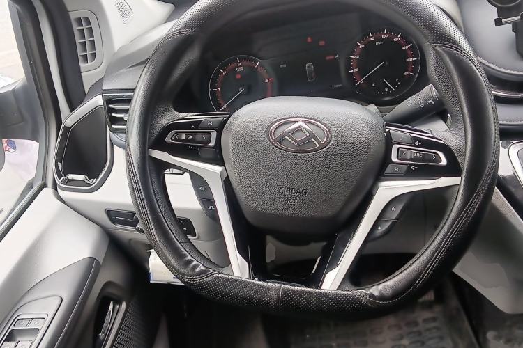 Used SAIC MAXUS Xintu V70 2023 2.0T Elite Edition Manual Transmission Short Wheelbase Low Roof 5/6 Seats (125 hp) Steering Wheel
