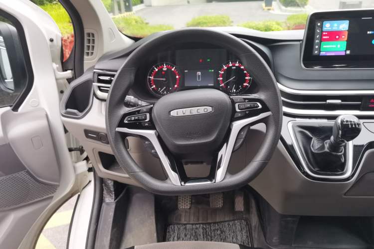 Used SAIC MAXUS Xintu V70 2023 2.0T Elite Edition Manual Transmission Short Wheelbase Low Roof 5/6 Seats (125 hp) Steering Wheel