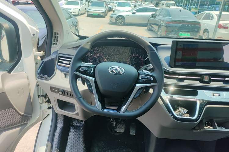 Used SAIC MAXUS Xintu V70 2023 2.0T Elite Edition Automatic Long Wheelbase Mid-Height 6/7 Seats Steering Wheel