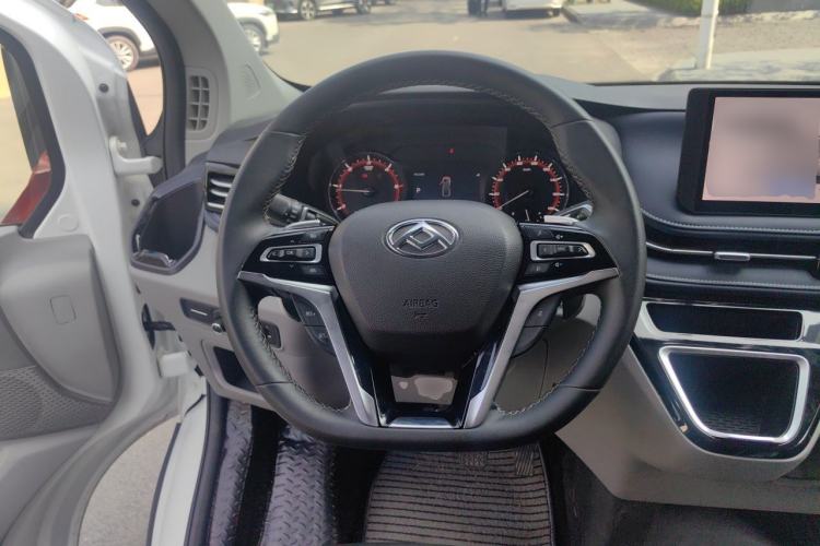 Used SAIC MAXUS Xintu V70 2023 2.0T Elite Edition Automatic Short Wheelbase Low Roof – 5/6 Seats Steering Wheel