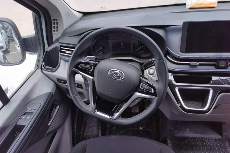 Used SAIC MAXUS Xintu V70 2023 2.0T Elite Edition Automatic Long Wheelbase Mid-Height 6/7 Seats Steering Wheel