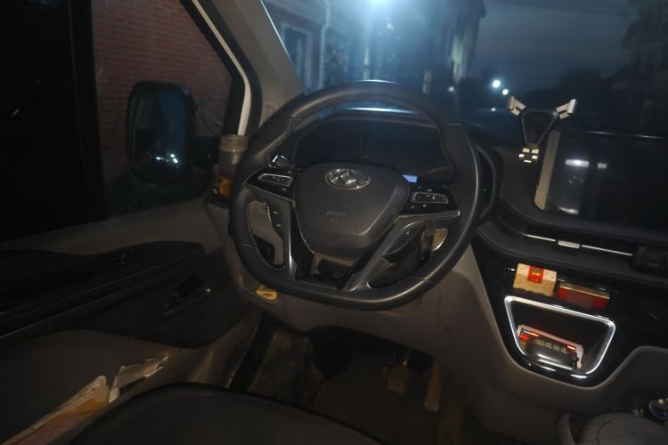 Used SAIC MAXUS Xintu V70 2023 2.0T Elite Edition Automatic Short Wheelbase Low Roof – 5/6 Seats Steering Wheel