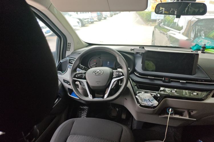 Used SAIC MAXUS Xintu V70 2023 2.0T Elite Edition Automatic Long Wheelbase Low Roof – 6/7 Seats Steering Wheel
