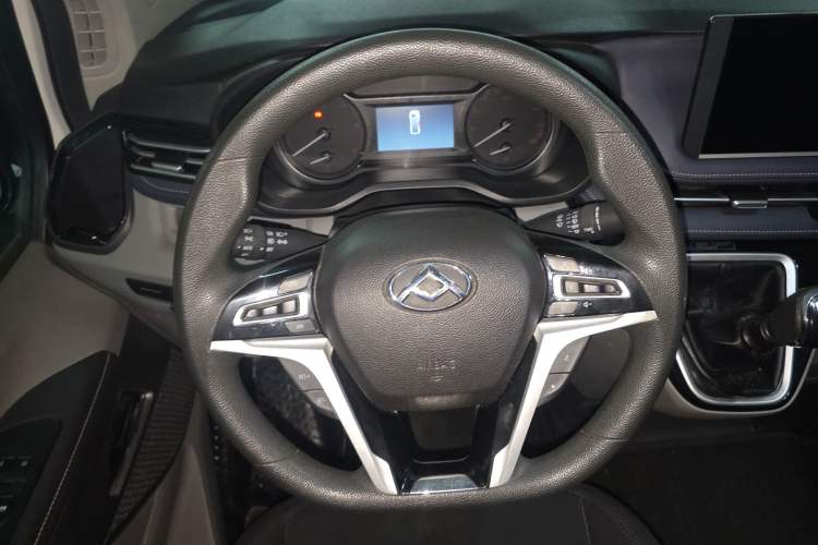 Used SAIC MAXUS Xintu V70 2023 2.0T Elite Edition Manual Transmission Short Wheelbase Low Roof 5/6 Seats (125 hp) Steering Wheel