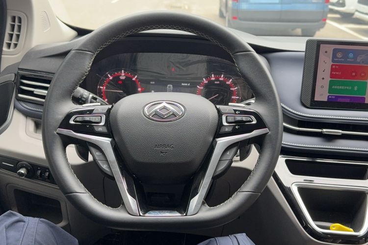 Used SAIC MAXUS Xintu V70 2023 2.0T Elite Edition Automatic Short Wheelbase Low Roof – 5/6 Seats Steering Wheel