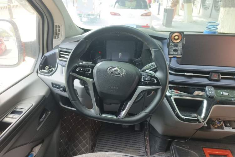 Used SAIC MAXUS Xintu V70 2023 2.0T Elite Edition Automatic Short Wheelbase Low Roof – 5/6 Seats Steering Wheel