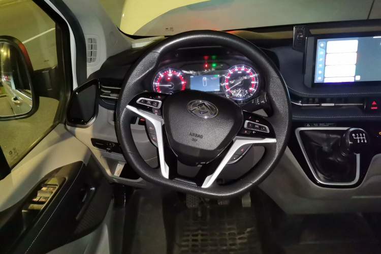Used SAIC MAXUS Xintu V70 2023 2.0T Elite Edition Manual Transmission Short Wheelbase Low Roof 5/6 Seats (125 hp) Steering Wheel
