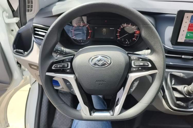 Used SAIC MAXUS Xintu V70 2023 2.0T Elite Edition Manual Transmission Short Wheelbase Low Roof 5/6 Seats (125 hp) Steering Wheel
