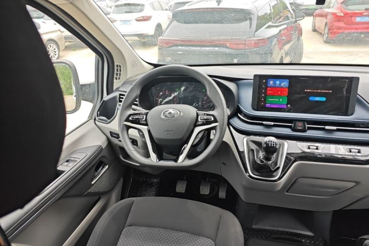 Used SAIC MAXUS Xintu V70 2023 2.0T Elite Edition Manual Transmission Short Wheelbase Low Roof 5/6 Seats (125 hp) Steering Wheel