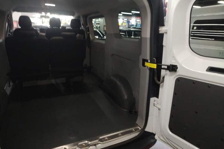Used SAIC MAXUS Xintu V70 2023 2.0T Elite Edition Automatic Short Wheelbase Low Roof – 5/6 Seats Trunk