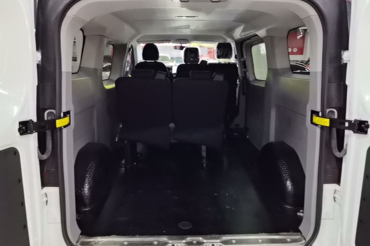 Used SAIC MAXUS Xintu V70 2023 2.0T Elite Edition Manual Transmission Short Wheelbase Low Roof 5/6 Seats (125 hp) Trunk